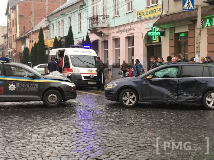 У центральній частині Мукачева авто поліції охорони зіткнулось з іномаркою – 03