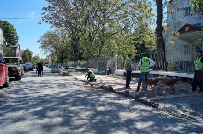 У Мукачеві облаштовують нові тротуари – 08