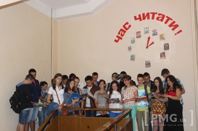 У Мукачеві відбувся флешмоб "Молодь читає" – 14