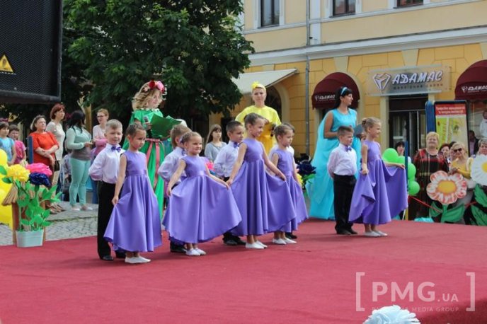 Центр Мукачева перетворився на великий концертний майданчик – 10