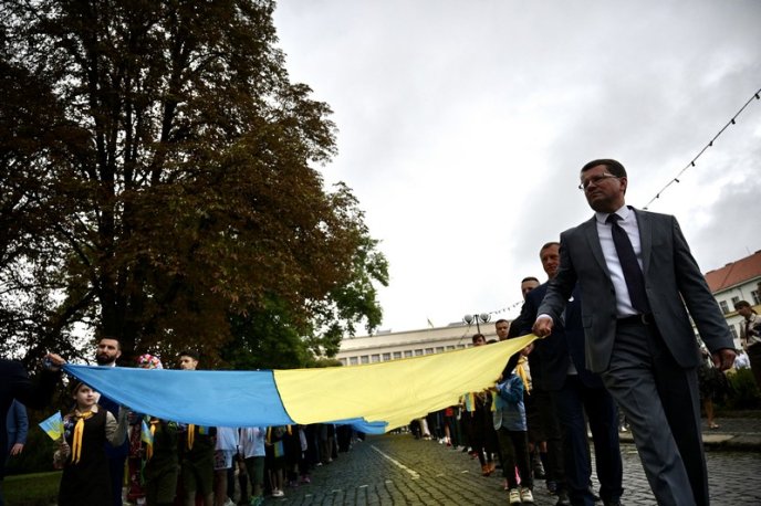 В Ужгороді закарпатці пройшли святковою ходою зі 100-метровим прапором – 02 В Ужгороді закарпатці пройшли святковою ходою зі 100-метровим прапором – 02