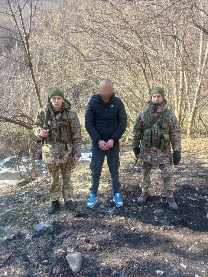 Пролунало кілька пострілів: що відомо про випадок на Ужгородщині – 01 На Закарпатті затримали трійку правопорушників