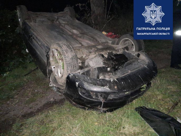 Неподалік Мукачева авто перекинулося на дах: одна людина в реанімації – 02 Неподалік Мукачева авто перекинулося на дах: одна людина в реанімації – 02