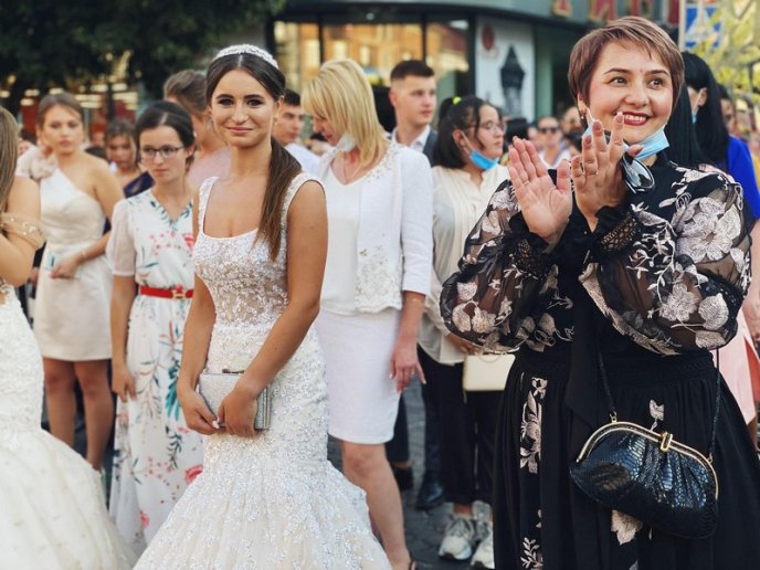 Парад випускників 2020: фото зі святкового дійства – 05