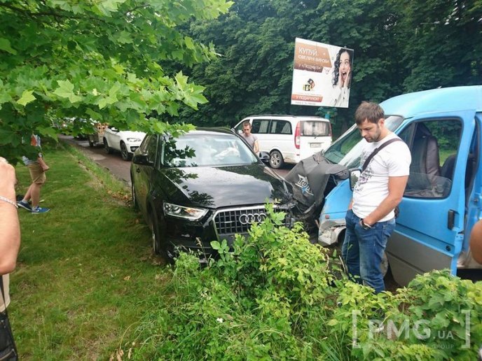 ДТП в Ужгороді: мікроавтобус зіткнувся з "Ауді" – 05 ДТП в Ужгороді: мікроавтобус зіткнувся з "Ауді" – 05