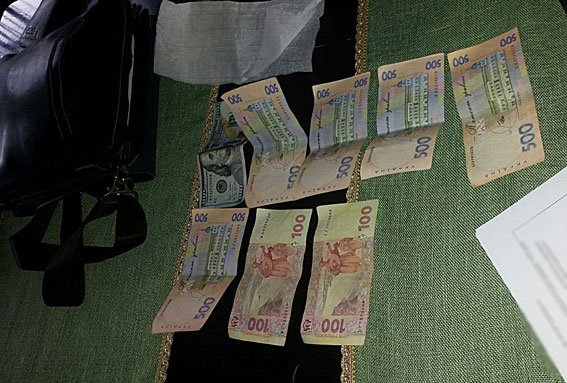 У Мукачеві за отримання хабара затримали лікаря-хірурга – 02