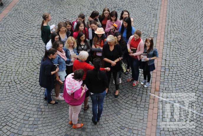 Молодь Мукачева влаштувала флешмоб "Місто читає" (ФОТО) – 04