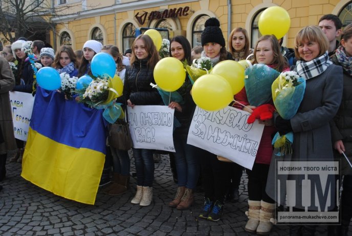 У Мукачеві з оплесками зустрічали героїв-бійців 128-ої бригади (ФОТОРЕПОРТАЖ) – 03