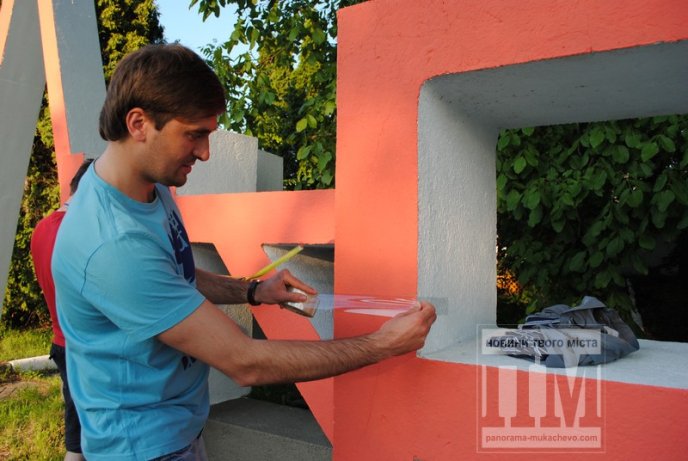 Вказівник Мукачево отримав "обличчя" кольорів державного прапору (ФОТОРЕПОРТАЖ) – 05