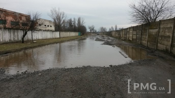 Вулиця в районі туристичної родзинки Мукачева жахає своїми ямами – 06 Вулиця в районі туристичної родзинки Мукачева жахає своїми ямами – 06