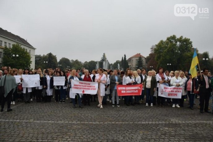 В Ужгороді сотні людей мітингують під стінами Закарпатської облради – 04