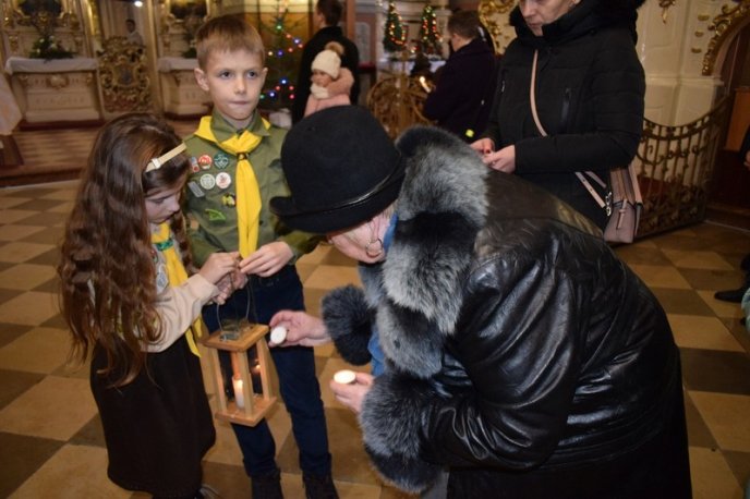 В Ужгород принесли Вифлеємський вогонь – 08 В Ужгород принесли Вифлеємський вогонь – 08