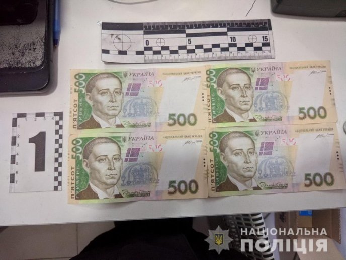 В Ужгороді обманули продавця і розрахувались за телефон фальшивими купюрами – 01 В Ужгороді обманули продавця і розрахувались за телефон фальшивими купюрами – 01