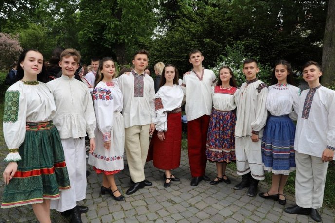 Урочиста хода і концерт: як в Ужгороді відзначали День вишиванки – 06