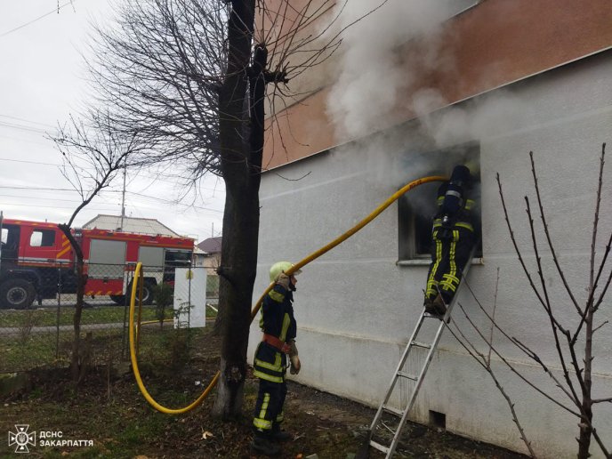 У Мукачеві під час пожежі врятували 7 людей – 06