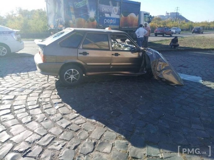 Аварія у Мукачеві: зіткнулися таксі та вантажівка – 02