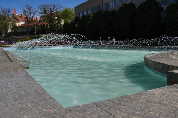 В Ужгороді на площі Поштовій запрацював фонтан – 03