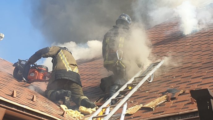 Закарпатські вогнеборці показали наслідки масштабної пожежі  – 04