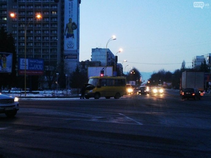 В Ужгороді аварійна маршрутка "заглохла" посеред дороги – 02