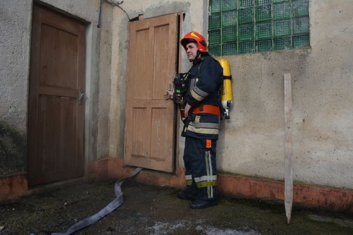 Закарпатські вогнеборці рятували людей у задимленому приміщенні – 06
