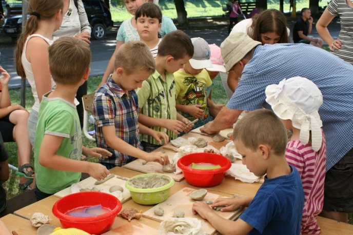 Маленькі закарпатці на кілька годин стали гончарами – 01