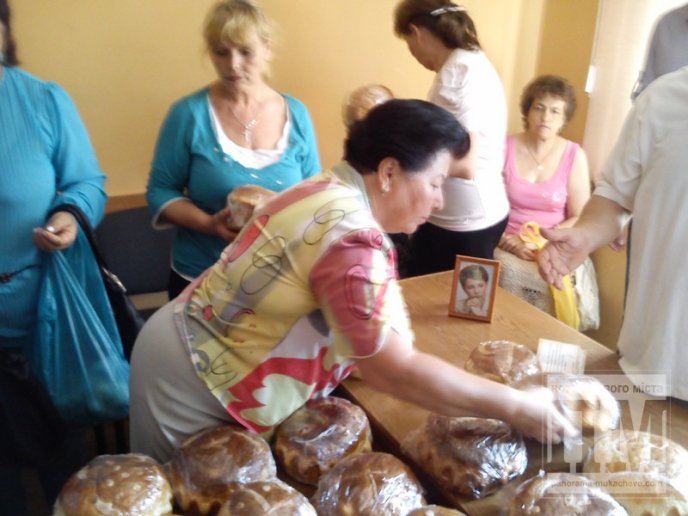 Місцевий осередок ВО "Батьківщина" роздавав безкоштовно паски (ФОТО) – 11