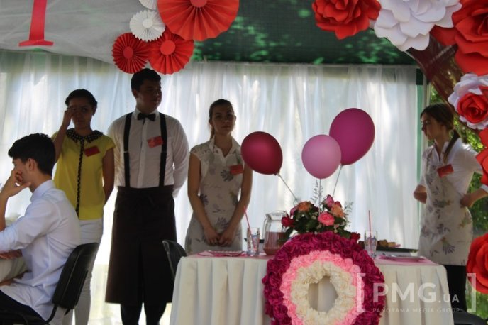 Студенти Мукачівського торговельно-економічного коледжу показали як правильно працювати в ресторанах – 11