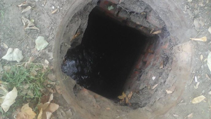 Учні однієї з ужгородських шкіл можуть впасти у відкритий люк – 02