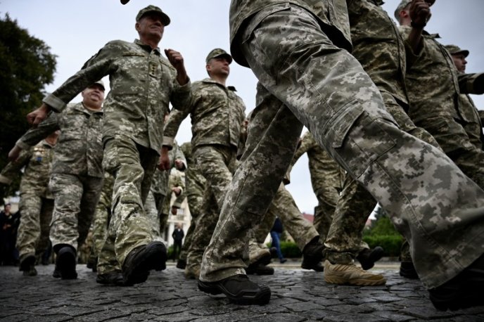 В Ужгороді провели військовий парад – 03
