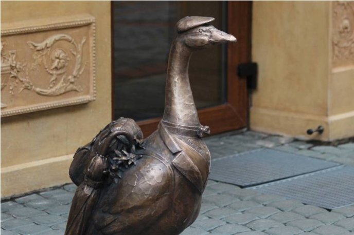 У Мукачеві з’явились дві дотепні скульптурки: гуска-фотограф та гуска-турист – 07