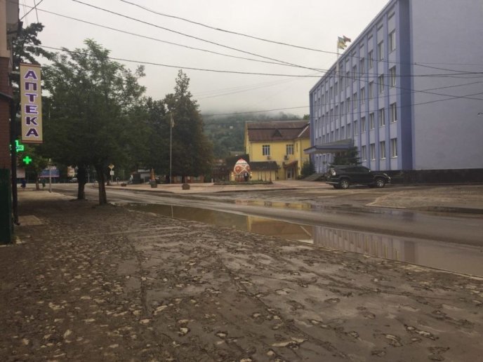 Посеред мосту утворилося величезне провалля – 10