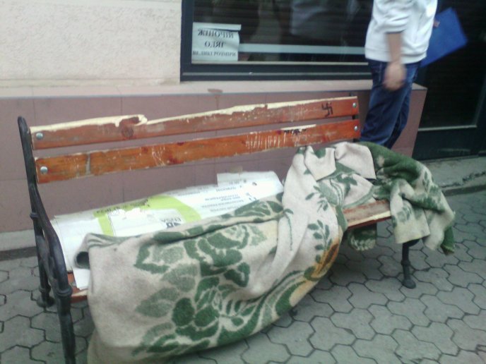 "Народні люстратори" поламали в центрі Ужгорода лавиці, а палатку "завалили" сміттям – 03