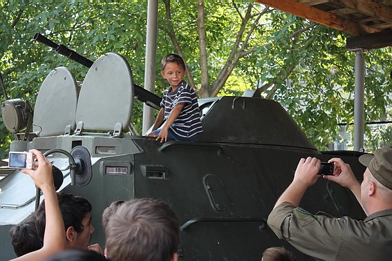 До бійців Ужгородського батальйону Нацгвардії завітали півсотні дітей-сиріт – 07