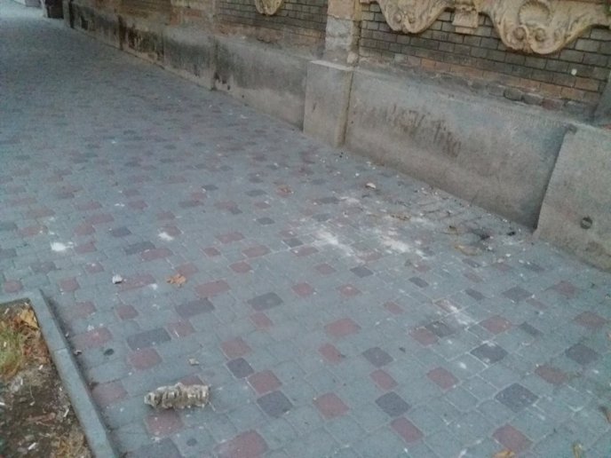 У центрі Ужгорода розвалюється історичний будинок: цегла падає на голови перехожих – 02