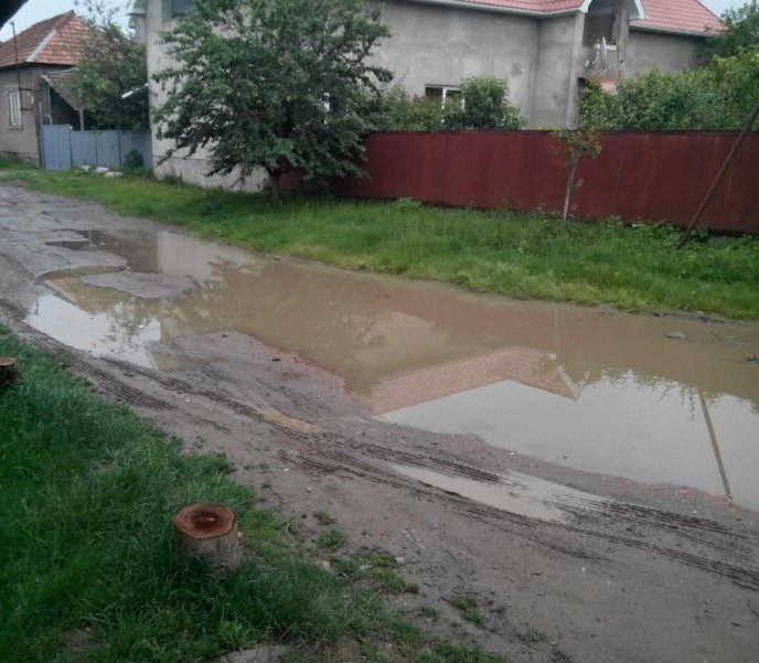 У Росвигові в районі місцевого ринку автомобілі практично тонуть у болоті, а пройти пішоходам неможливо (ФОТО) – 01