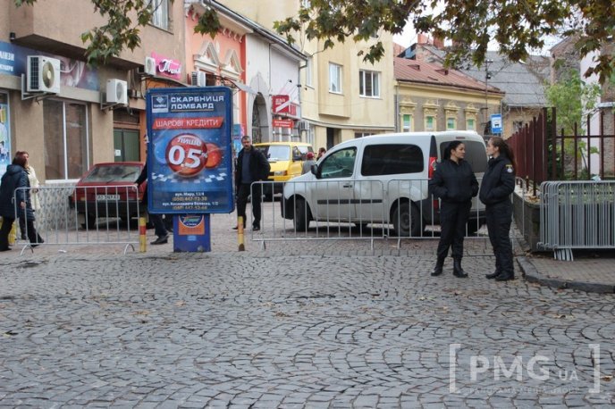 У зв’язку з похоронами єпископа Лайоша Гулачі вулицю Духновича у Мукачеві частково перекрили – 03