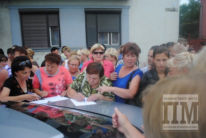 Сьогодні Мукачево мітингувало: сотні жінок перекрили дорогу та вимагали не забирати чоловіків у армію (ФОТО) – 42