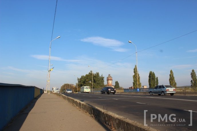 На мосту, що на вулиці Матросова у Мукачеві, утворилось небезпечне провалля – 01