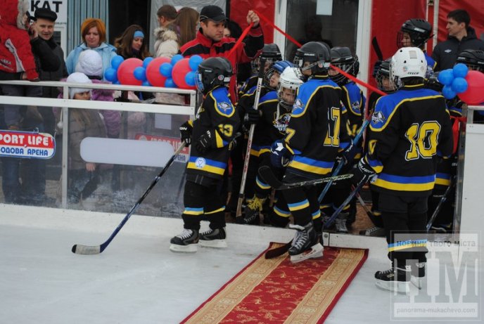 У Мукачеві урочисто відкрили льодову ковзанку (ФОТОРЕПОРТАЖ) – 04