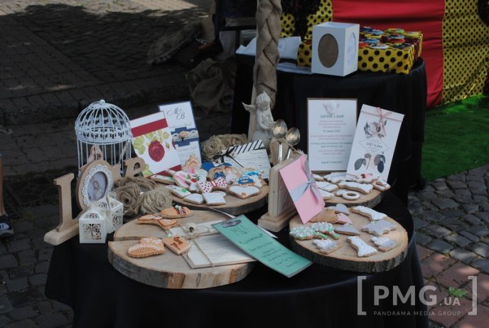 У центрі Мукачева дітвора розважається та демонструє свої таланти – 07