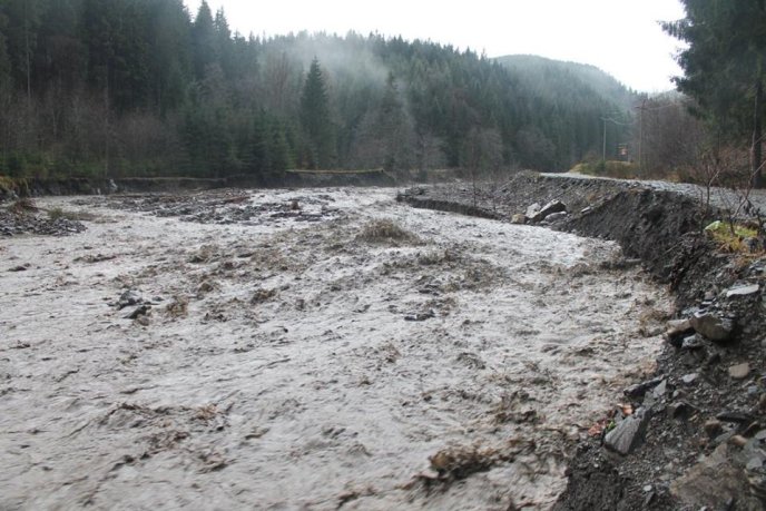 На Рахівщині селевий потік змив дорогу на Драгобрат – 13