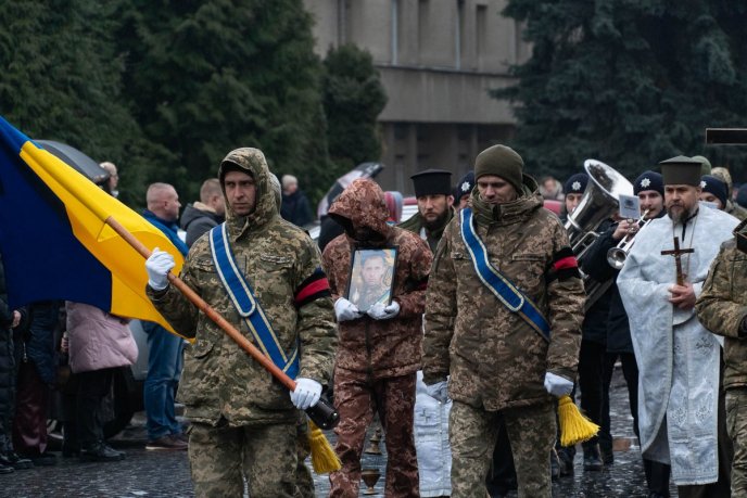 В Ужгороді поховали військового, який загинув місяць тому – 05 В Ужгороді поховали військового, який загинув місяць тому – 05