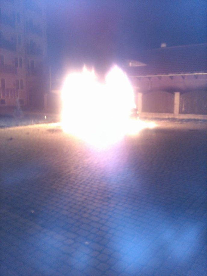 В Ужгороді вночі горів автомобіль. Активіст говорить про підпал  – 01