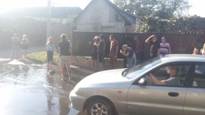 Ольга Фреймут завітала до Хуста та пройшлася на каблуках по місцевих калюжах – 03