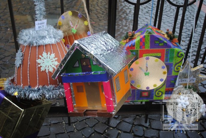 У Мукачеві повним ходом прикрашають ялинку (ФОТО) – 04