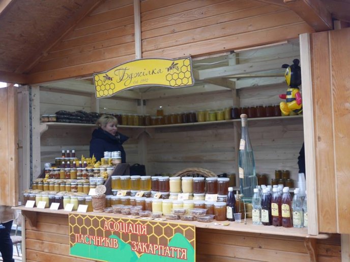 В Ужгороді на фестивалі можна скуштувати медовуху, різні смаколики та купити сувенір – 02