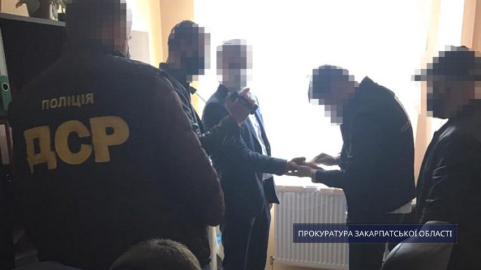 Закарпатський посадовець вимагав від підприємця 3000 доларів США – 05