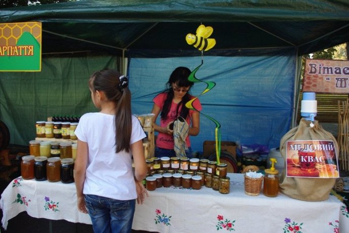 В Ужгороді ласують солодким продуктом на "Медовому Спасі" (ФОТОРЕПОРТАЖ) – 08