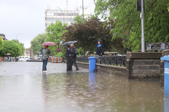 В Ужгороді відкачували воду на затопленій зливою площі Петефі – 04
