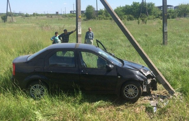 На Мукачівщині автомобіль злетів з дороги та врізався в електроопору – 02